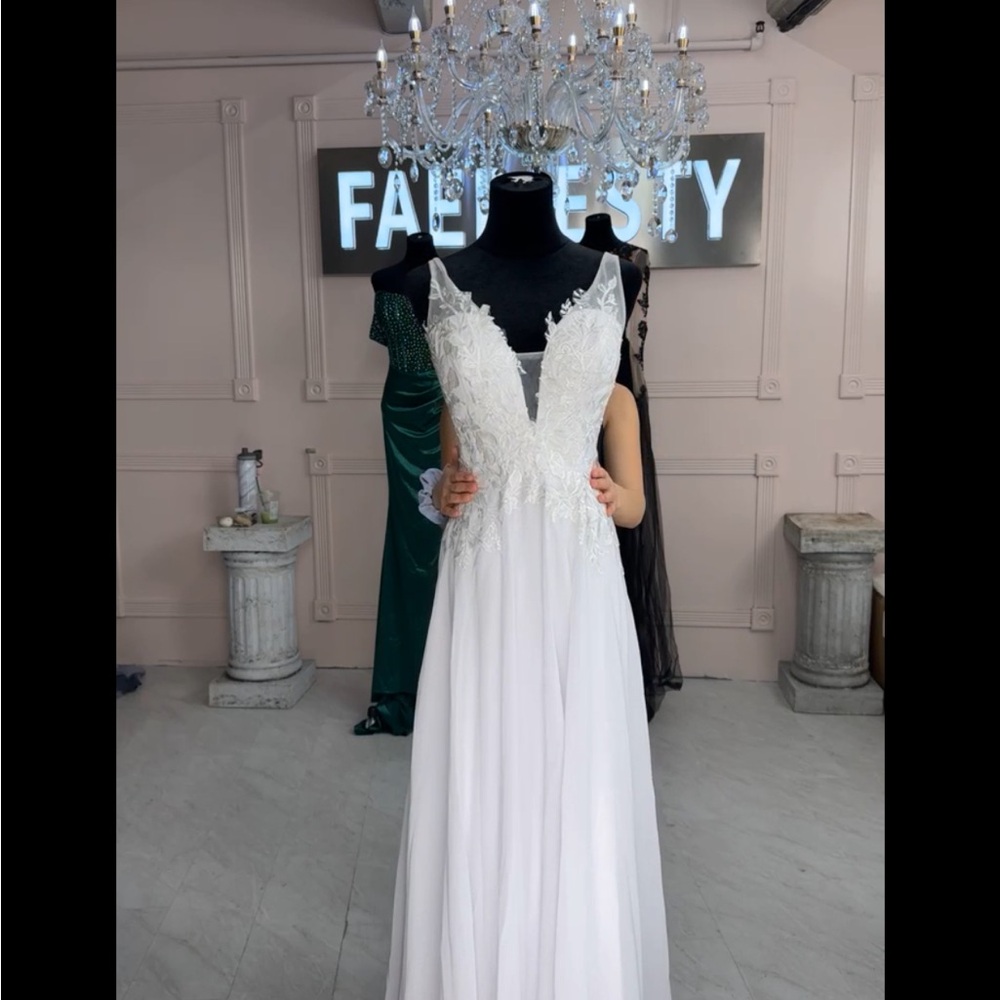 Elegant White Lace Wedding Gown